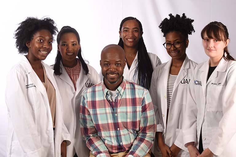 Alumnus Antino Allen and summer lab students, 2018.