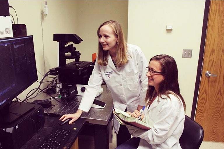 Soni Lacefield and Olivia Ballew in the lab.