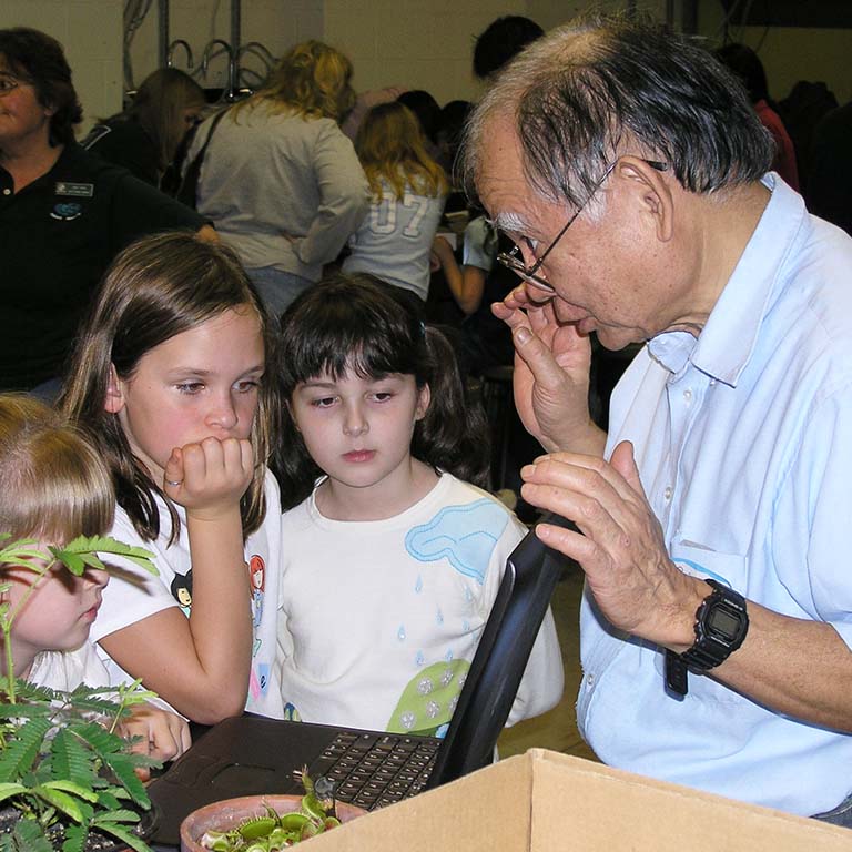 Bob Togasaki talks with Girl Scout Brownies at a 2004 outreach program.